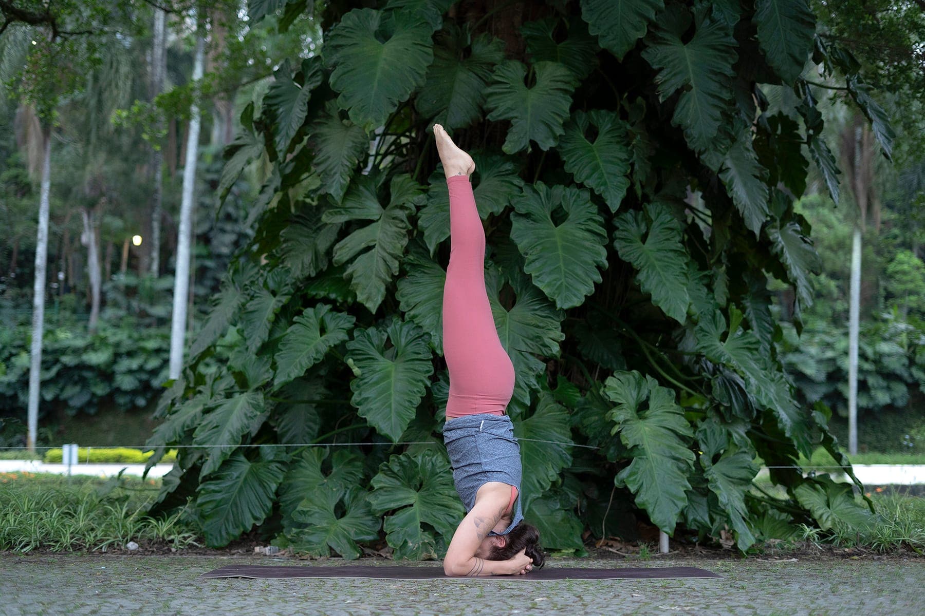 Benefícios energéticos e físicos dos asanas de invertida